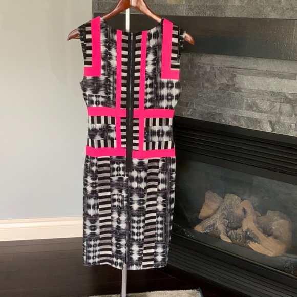 Detailed sleeveless pencil dress size 2 - Picture 2 of 6